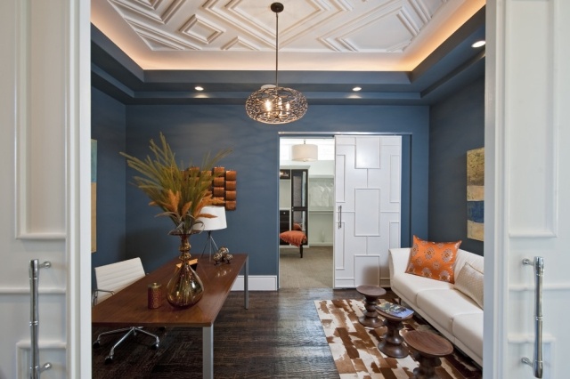 Salon bleu avec éclairage indirect au plafond