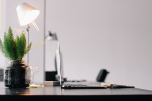 Bureau de travail avec une lampe et une plante