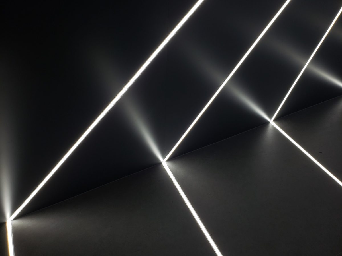 Rubans LED encastrés dans un mur noir