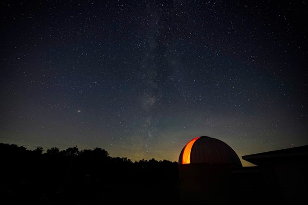 Observatoire astronomique dans la nuit