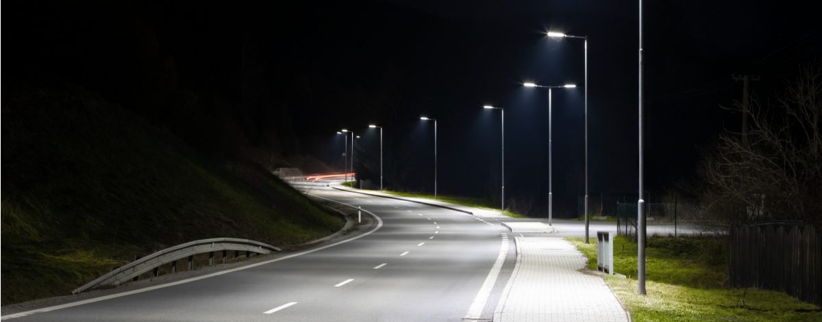 Éclairage nocturne d'une rue avec des lampadaires